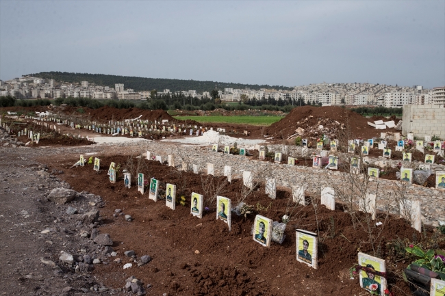 Afrin'de yüzlerce terörist mezarı bulundu